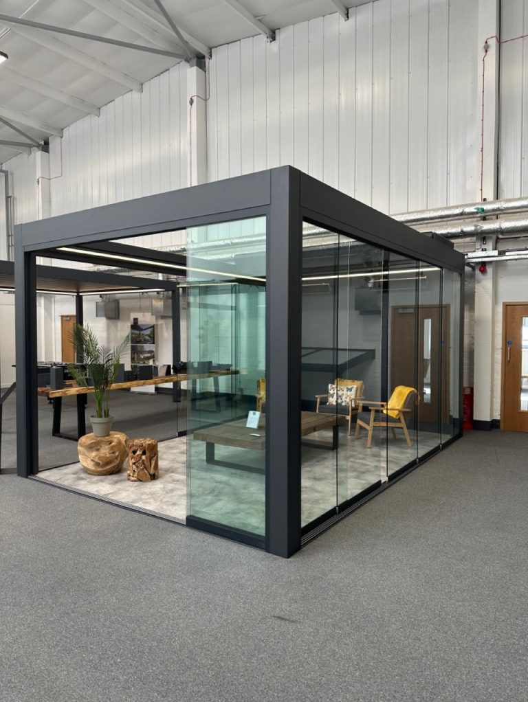 Pinela Retractable roof with glass sides