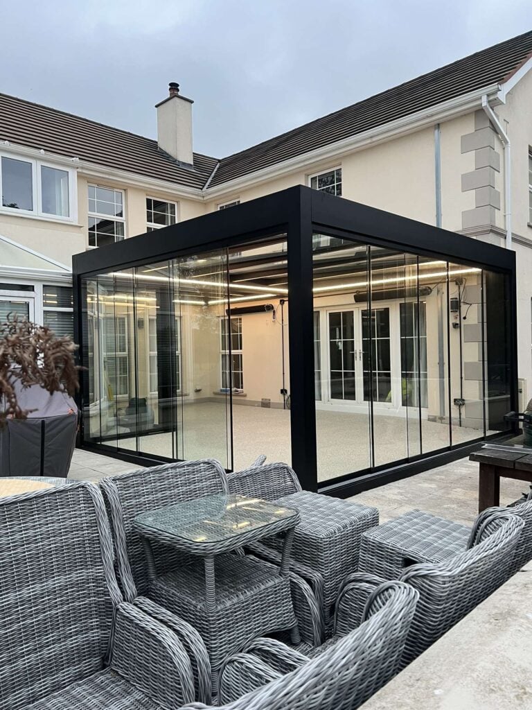 Pinela Glass veranda at the back of a house