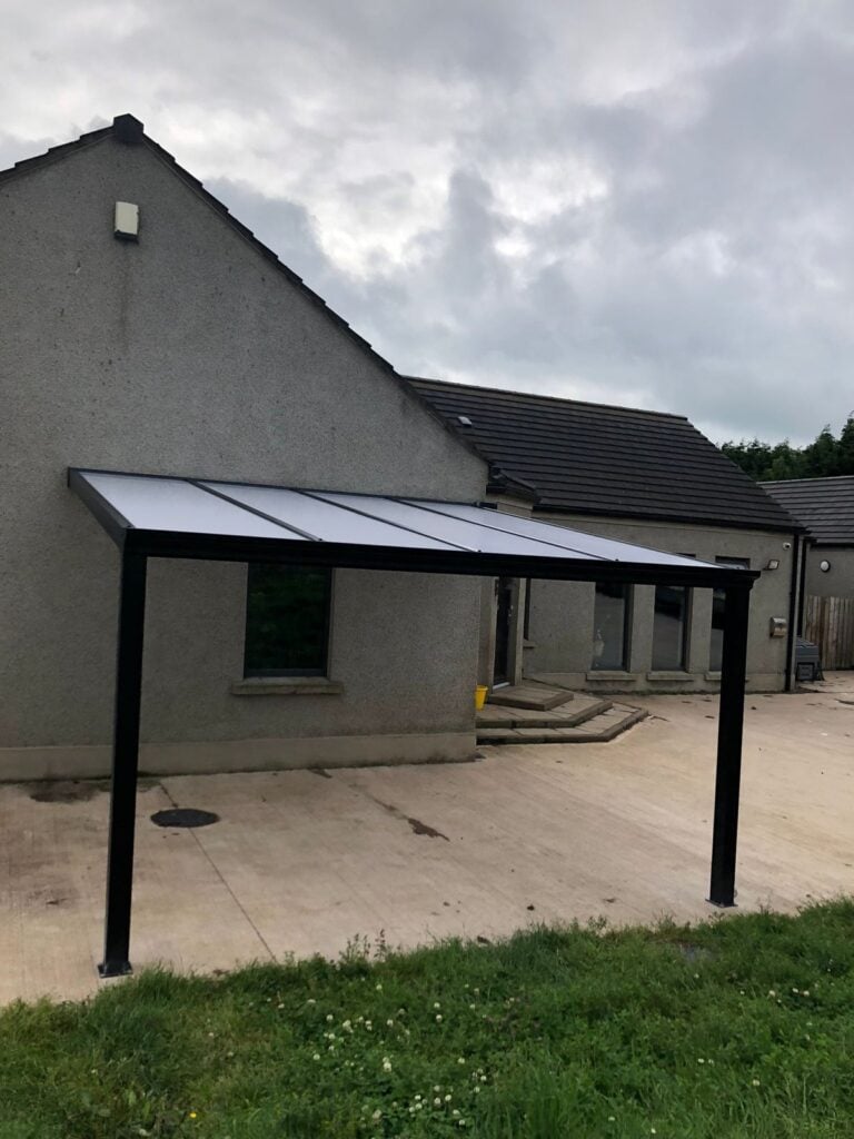 Wall-mounted carport at a bungalow